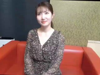 最新泄密《高质量美女自拍之护士裸拍给男友剃毛啪啪+情侣日常道具啪啪》年龄很小的妹子被男友跳蛋玩弄，大尺度拍逼